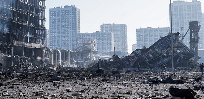 Зруйнований внаслідок російської ракетної атаки ТРЦ "Ретровіль" у Києві (фото - Суспільне)