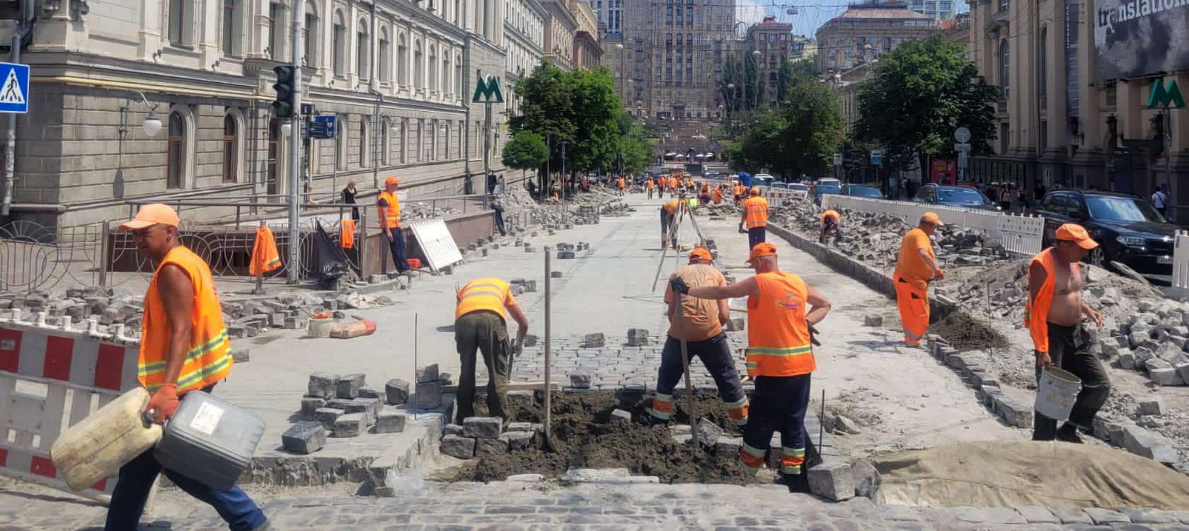 ЛИПЕНЬ 2023. КИЇВ. НА ВУЛИЦІ БОГДАНА ХМЕЬНИЦЬКОГО ПЕРЕКЛАДАЮТЬ БРУКІВКУ / ФОТО КМДА