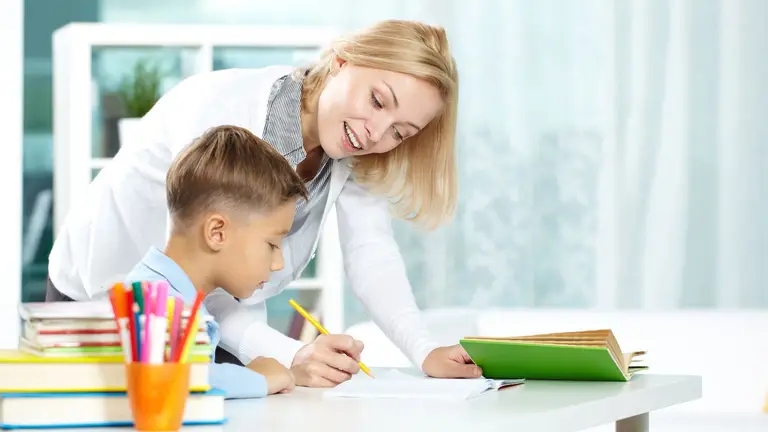 Освіта у час війни в Україні / Magnific https://24tv.ua/education/viyizd-shkolyariv-za-kordon-skilki-uchniv-rozglyadayut-mozhlivist_n3149060